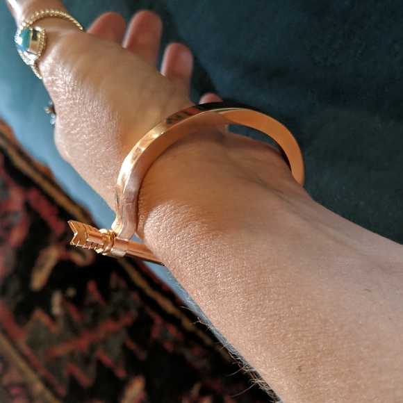 Copper toned arrow cuff bracelet - Picture 5 of 5